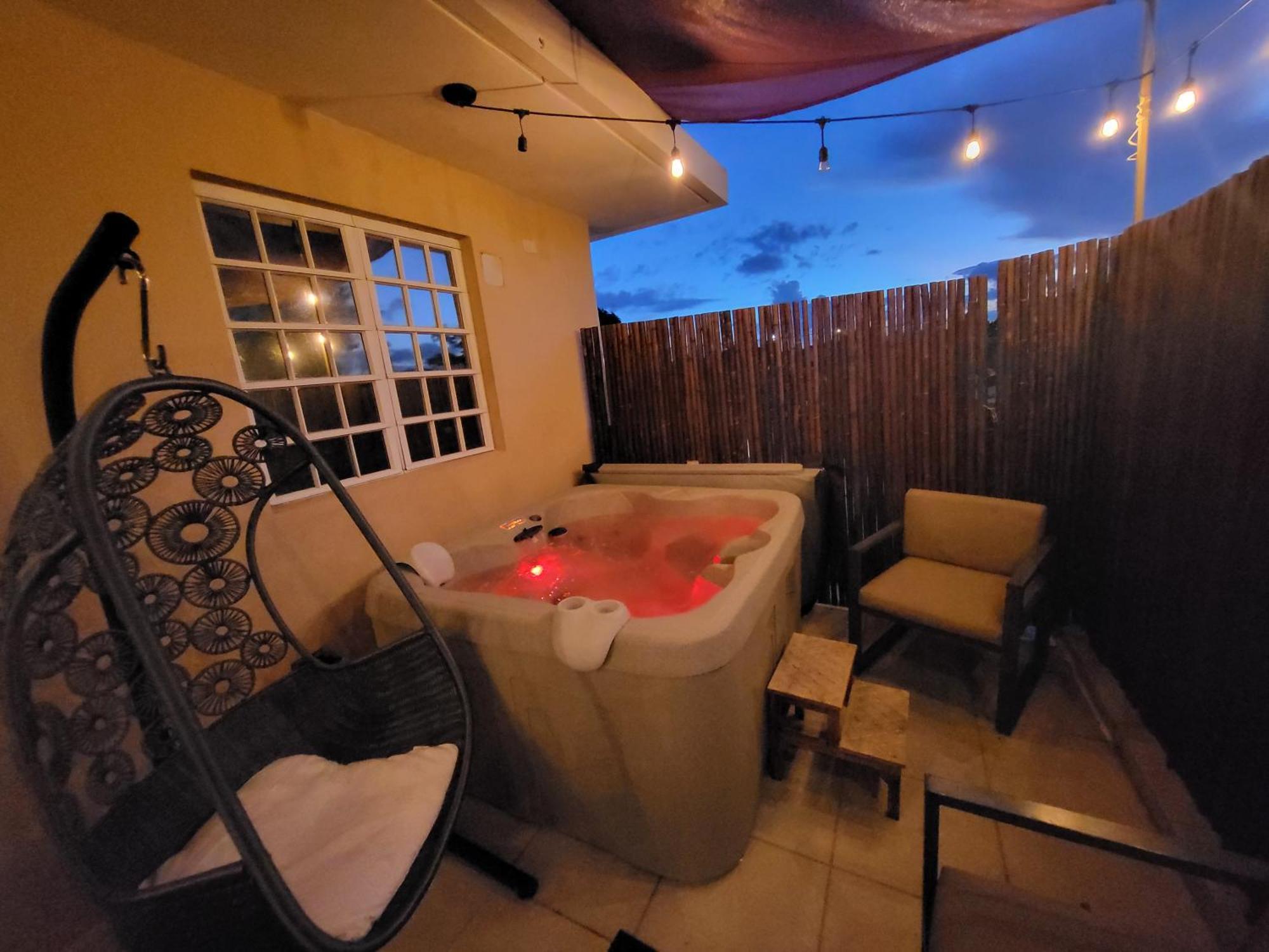 Apartamento Private Jacuzzi Oasis With Mountain Views And Free Parking Ponce Habitación foto
